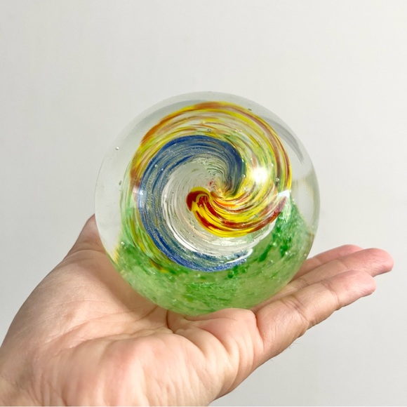 Vintage Pier One Glass Globe Paperweight w Multicolored Swirls Down Middle 2.5lb - Picture 4 of 5